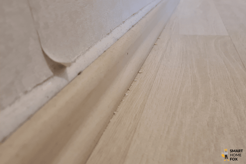 Das Reinigungsergebnis des Samsung Jet Bot AI+ entlang der Leisten ist zu sehen.